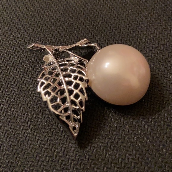 Sarah Coventry Women’s Vintage Statement Pearl and Silver Leaf Brooch Pendant - Picture 3 of 5